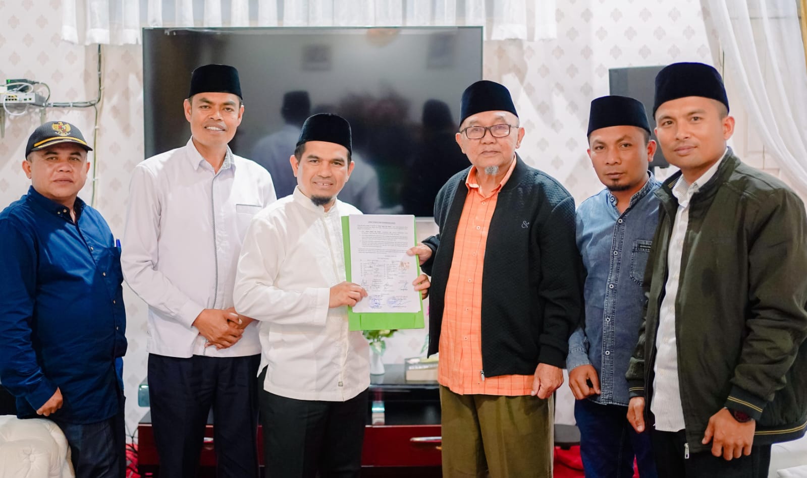 Wabup Solok Candra terima surat pernyataan pembebasan lahan dari Pj. Wali Nagari dan pemuka masyarakat Air Dingin